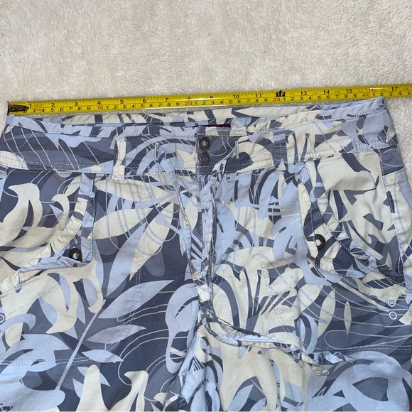 Gloria Vanderbilt Floral Capri Snap Button Drawstring Pants in Blue and White - Picture 4 of 7